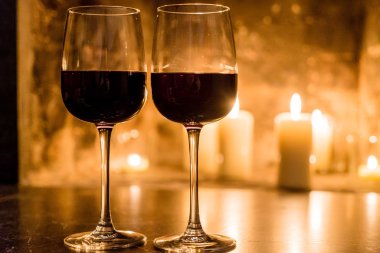 şarap, gözlük ve yangın