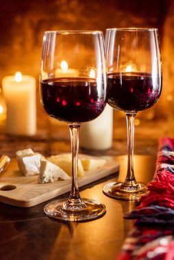 şarap, gözlük ve yangın