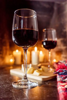 şarap, gözlük ve yangın