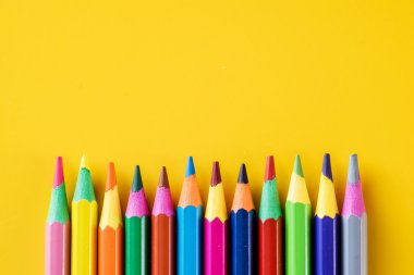 sarı renkli kalemler