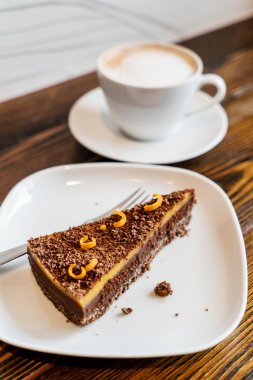 çiğ vegan kek plaka üzerinde