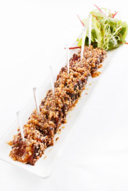 Tuna meze tabağı üzerinde