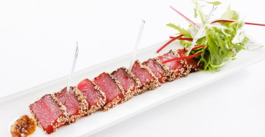 Tuna meze tabağı üzerinde