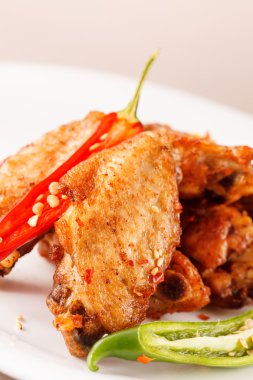 Tabakta kızarmış tavuk.