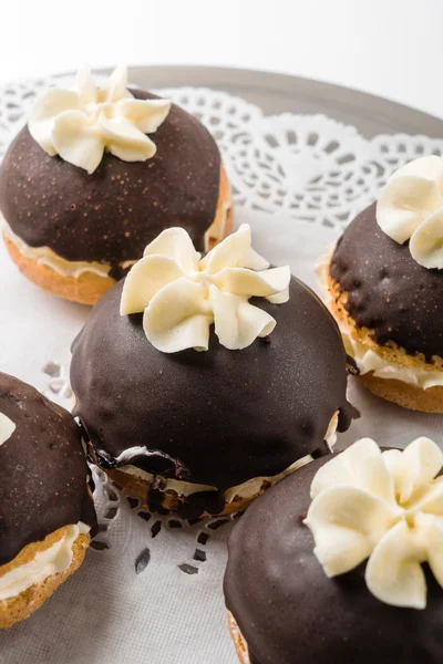 Schokoladenkuchen auf dem Teller — Stockfoto