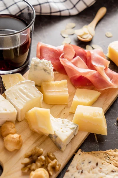 Sýrový předkrm na víno — Stock fotografie