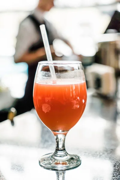 Färsk hälsosam juice i glas — Stockfoto