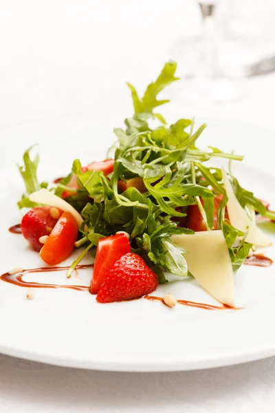 Ensalada con fresas en plato —  Fotos de Stock