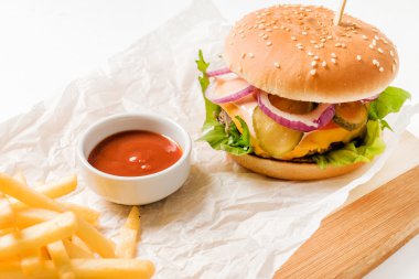 Patates kızartmalı hamburger.