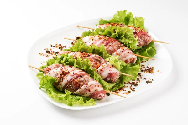 Raw kebabs on plate — Stock Photo, Image