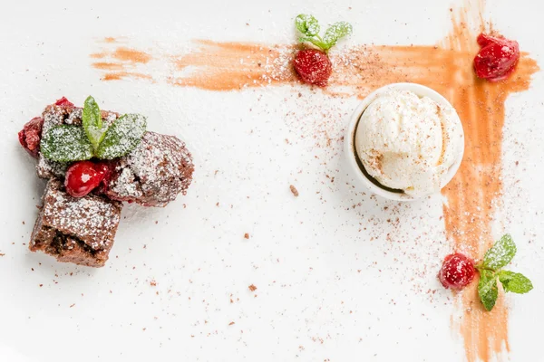 Schokoladenkuchen mit Kirschen — Stockfoto