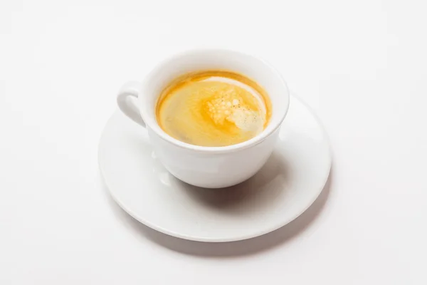 Кофе в чашке на тарелке — стоковое фото