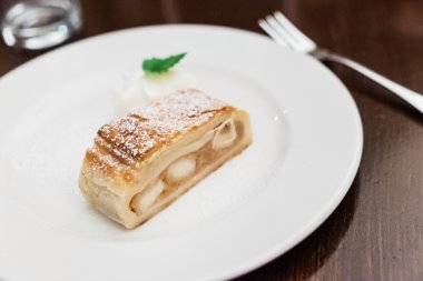 Apple strudel plaka üzerinde