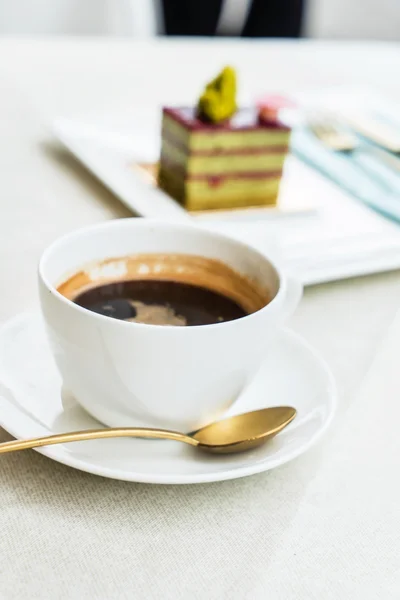 Šálek kávy na desku v kavárně — Stock fotografie