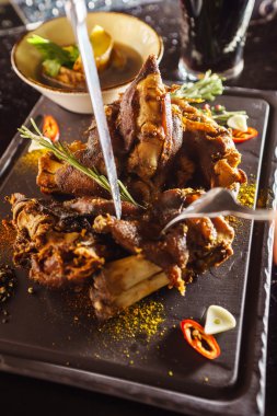 plaka üzerinde kavrulmuş domuz eti