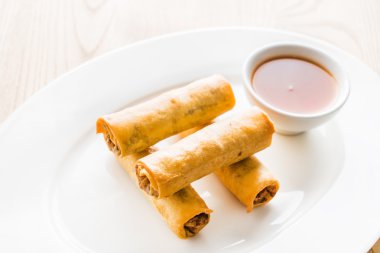 spring rolls plaka üzerinde