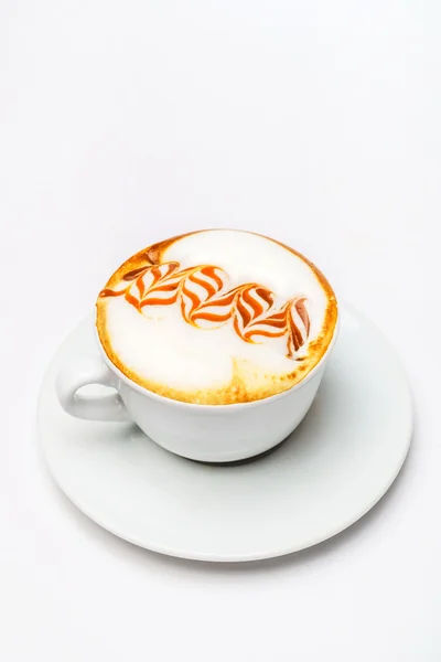 Cappuccino in tazza sul piatto — Foto Stock