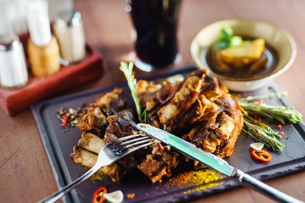 Cerdo asado en plato —  Fotos de Stock