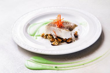 Midye ile kavrulmuş balık biftek  