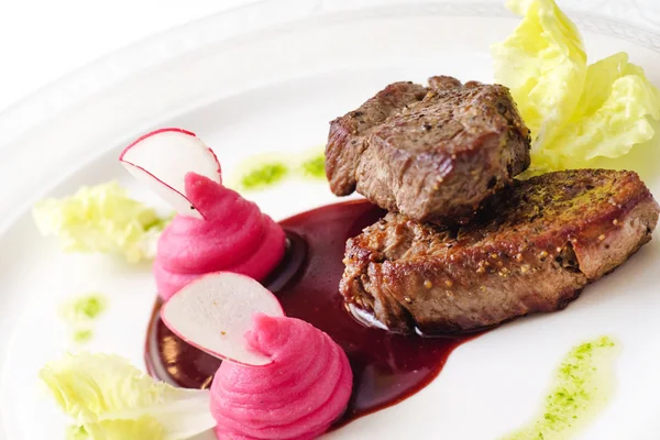 Steak mit Beerensauce — Stockfoto