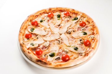 lezzetli pizza plaka üzerinde