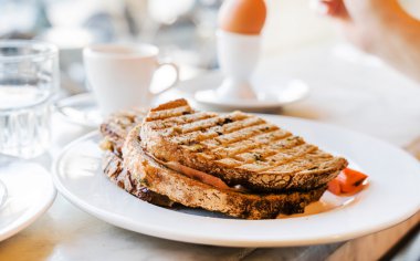 Beyaz tabakta Servis Kahvaltı  