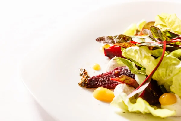 Ensalada vegetariana en plato — Foto de Stock