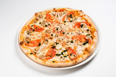 lezzetli pizza plaka üzerinde