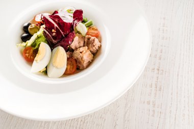 plaka üzerinde ton balığı salatası