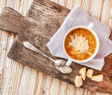 plaka üzerinde mercimek çorbası