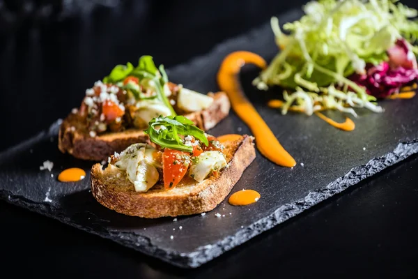 Tostadas con mozzarella y tomates — Foto de Stock