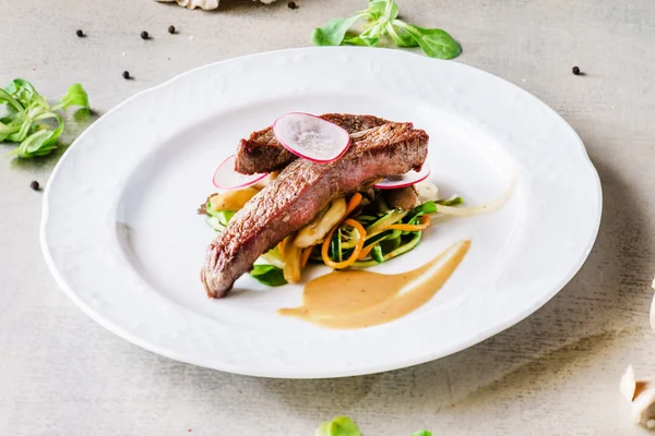 Steak mit Gemüse auf Teller — Stockfoto