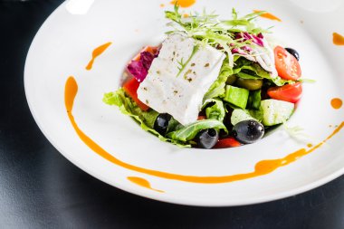 plaka üzerinde Yunan salatası