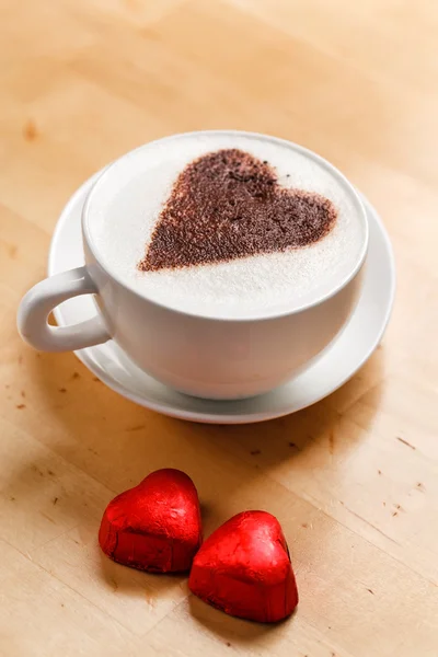 Cappuccino met hart op plaat — Stockfoto