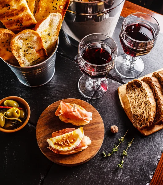 Gekookt en geserveerd Spaans diner — Stockfoto