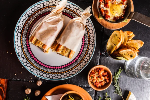 Gekookt en geserveerd Spaans diner — Stockfoto