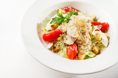 Sezar salatası plaka üzerinde