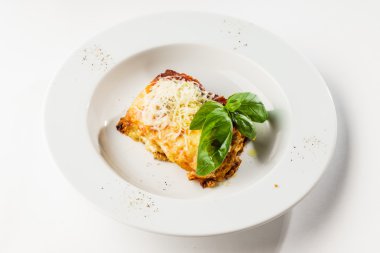 Plaka üzerinde taze lazanya