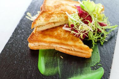 taze sandviç salata ile