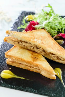 taze sandviç salata ile