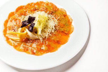 balığı carpaccio plaka üzerinde