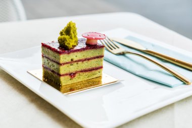 Fıstıklı pasta plaka üzerinde