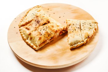 plaka üzerinde pizza Calzone