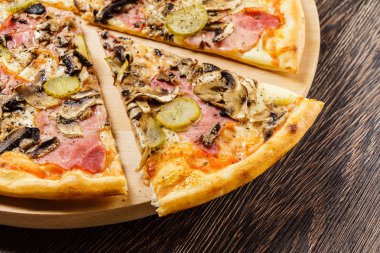  ahşap zemin üzerinde pizza