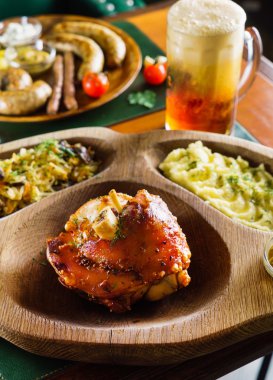 Kızarmış lahana ile eisbein