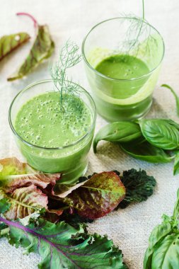 Gözlük yeşil smoothie