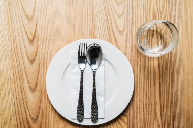 Lokantada masa hazır.