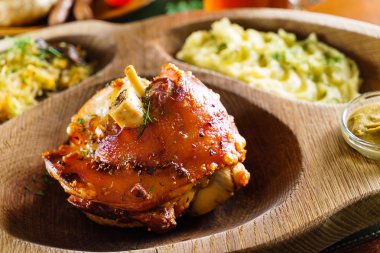 Kızarmış lahana ile eisbein