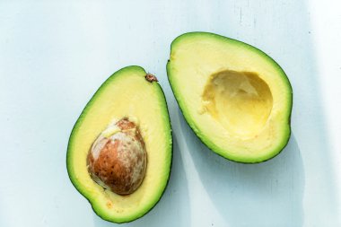 taze yarıya avokado