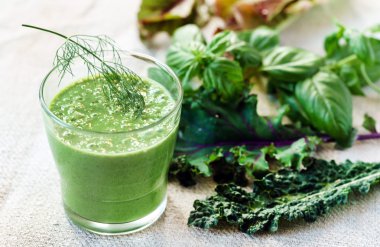 Camda yeşil smoothie